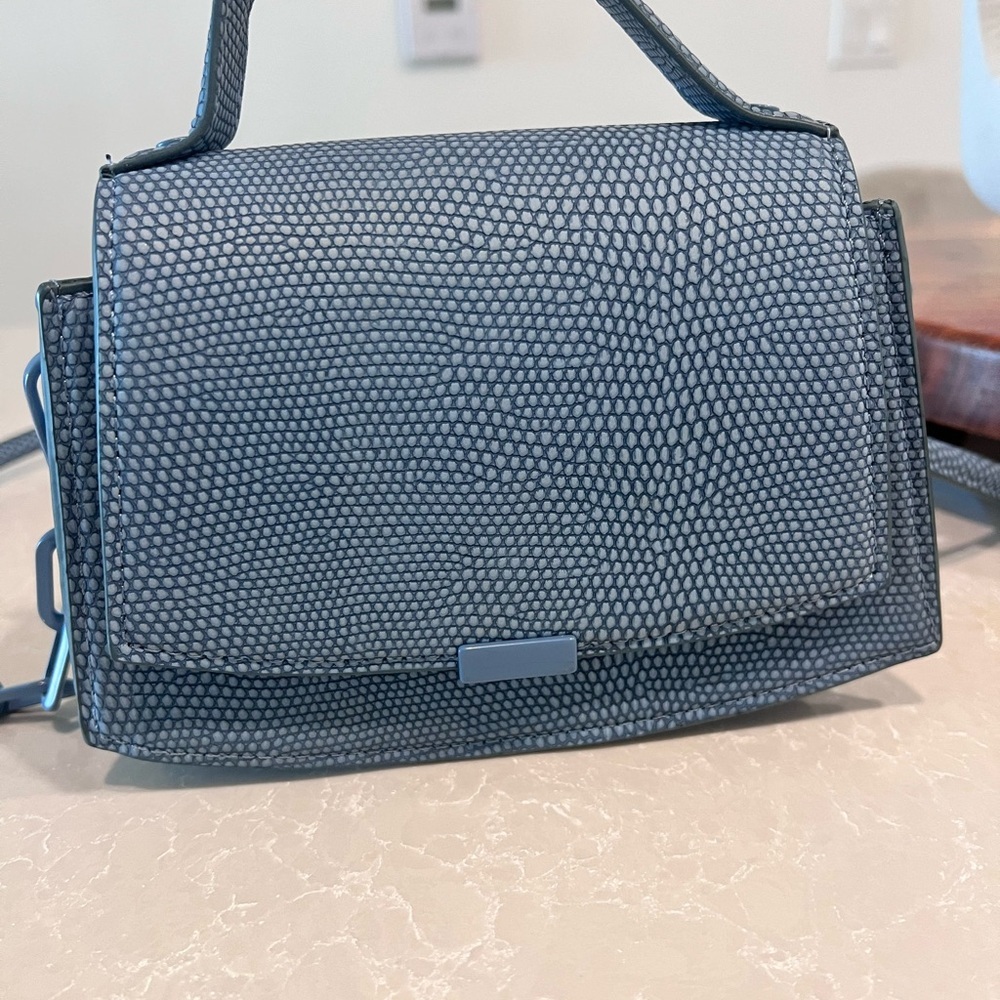 Elegant Blue Crossbody Handbag - Picture 3 of 5